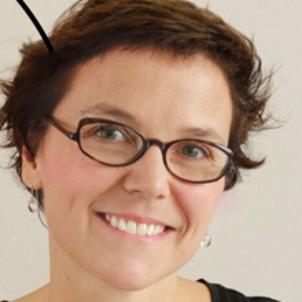 Constance Guisset, Pariser Designerin und Szenografin, Autorin der Sitzinseln Waves für LaCividina