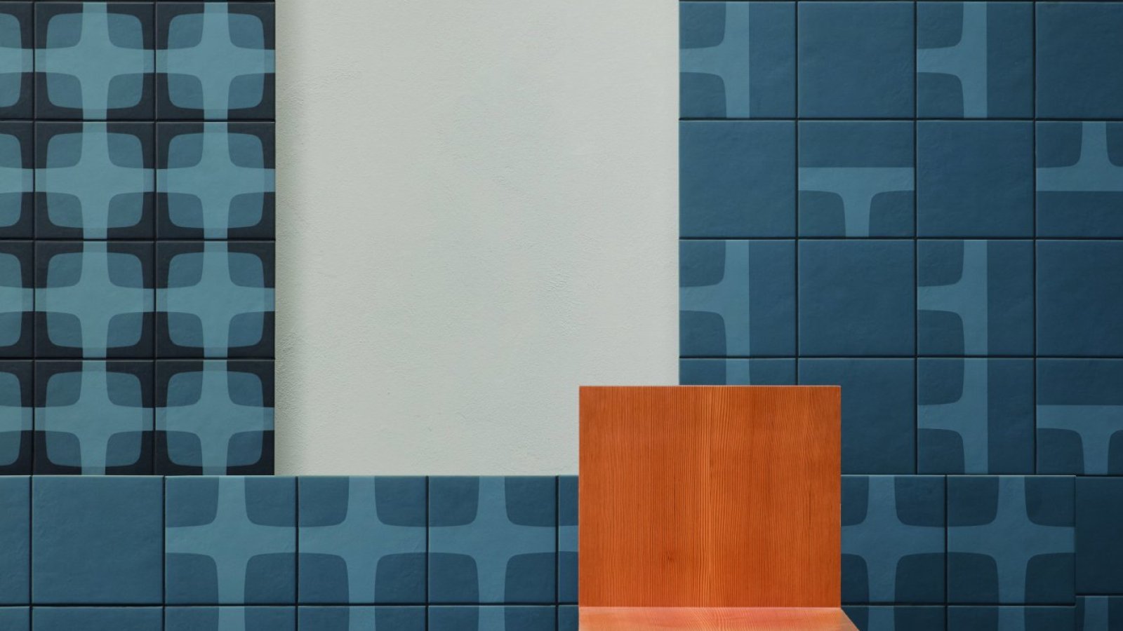 Betty Wand von Mutina mit Night Blue Grafikgitter
