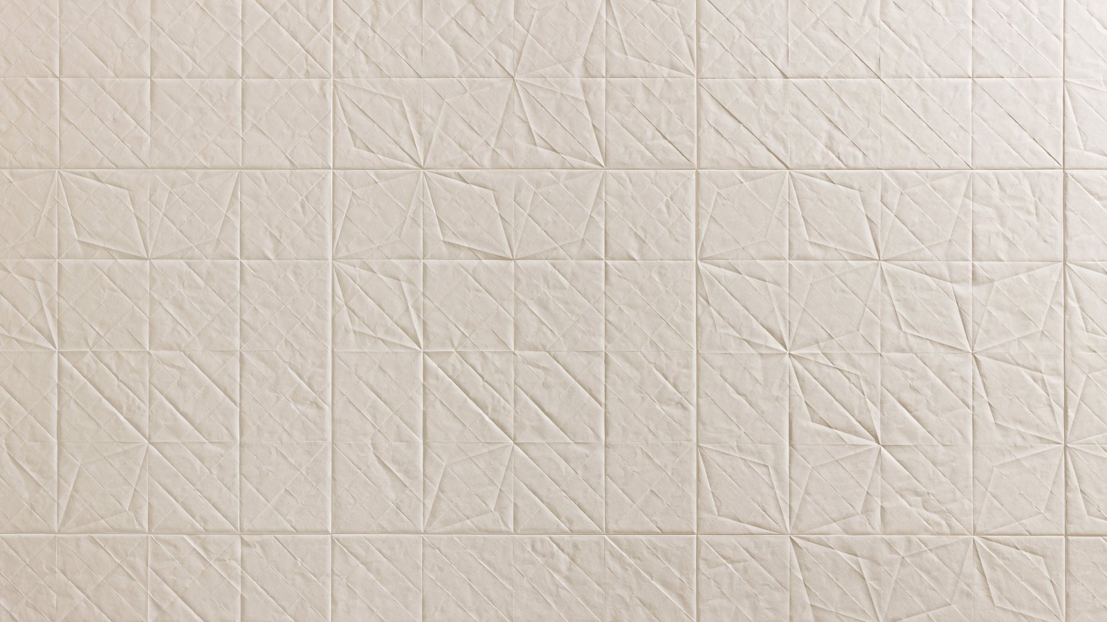 Feinsteinzeugfläche Folded von Mutina mit Papierfalt-Relief