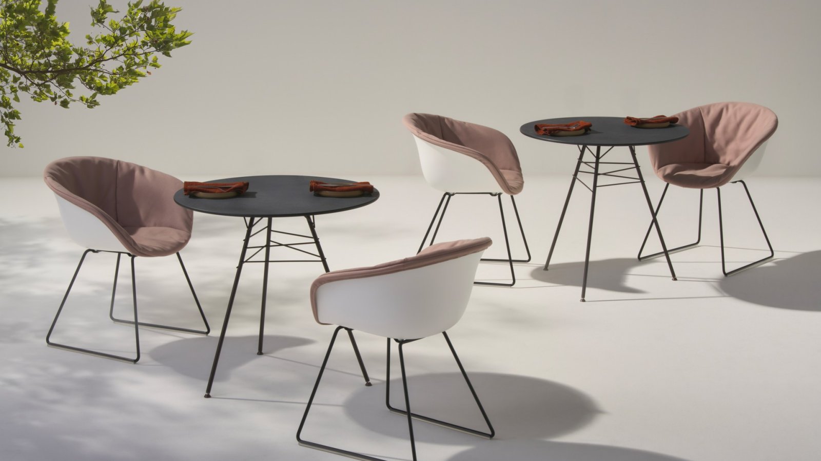 Leaf Designstuhl von Arper mit Blattader-Struktur aus Stahl in einer Lounge