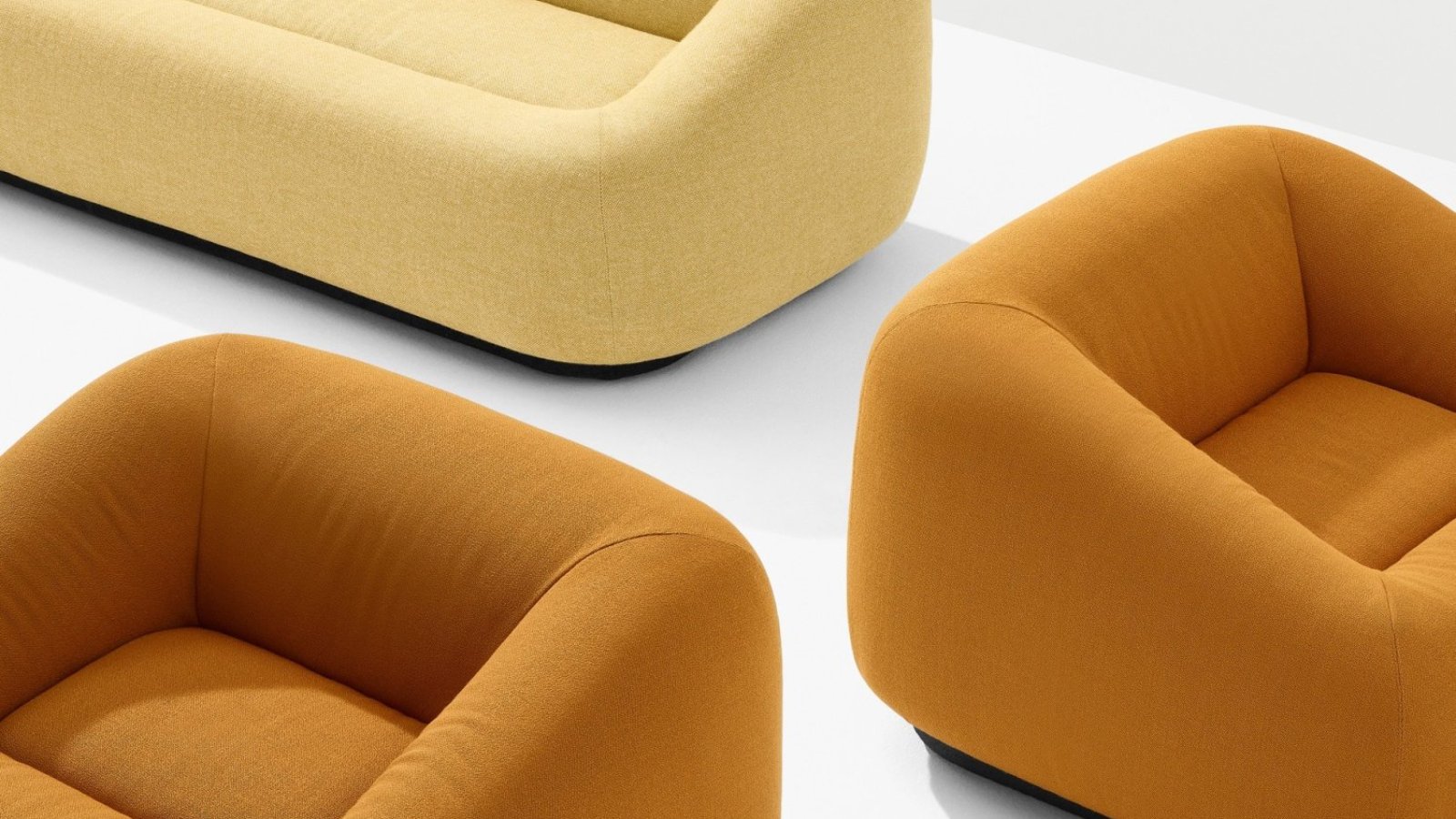 Aom Sofa von Arper in einer Bürolounge