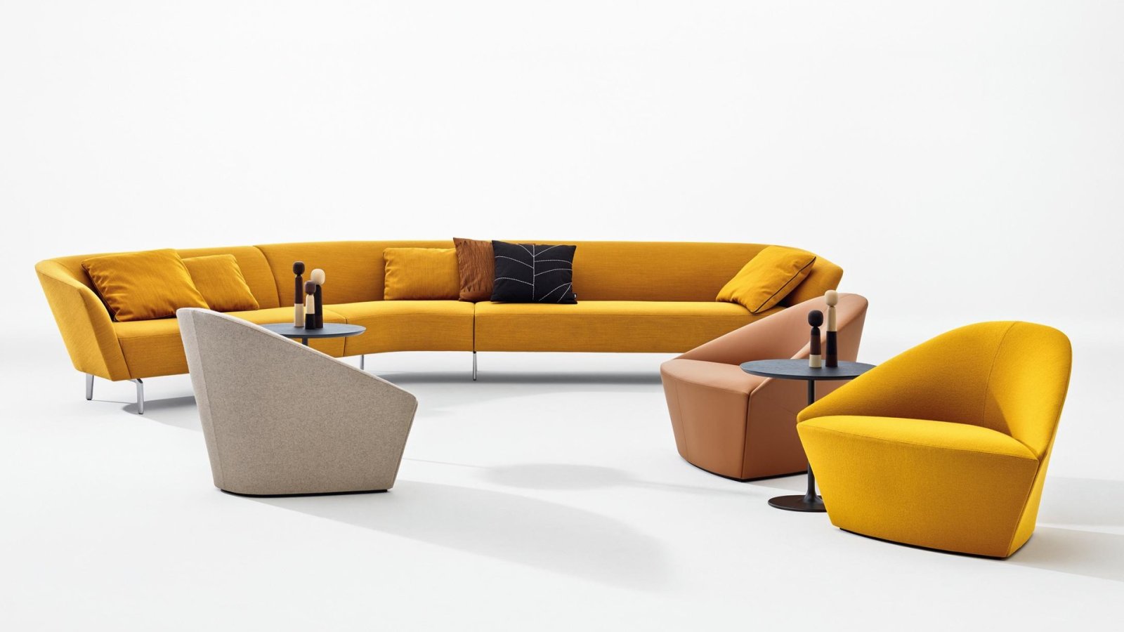 Modulares Loop Sofa von Arper in einer Empfangszone