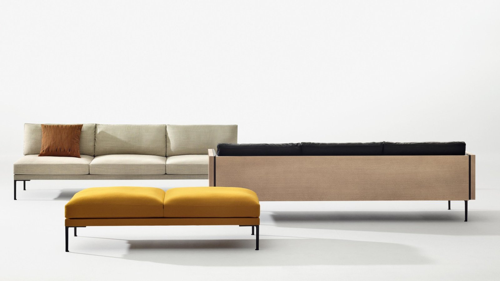 Modulares Steeve Sofa von Arper in einer Loungezone