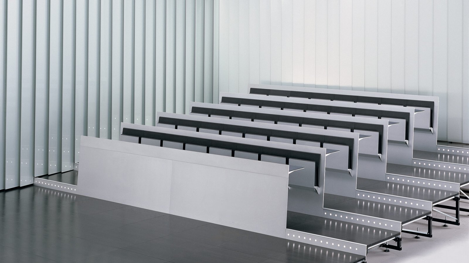 Hochschulmöbel Blade System von Lamm in einem gestuften Hörsaal