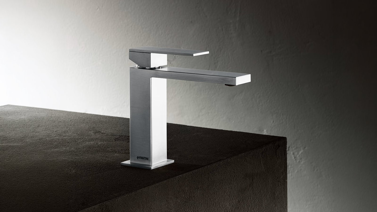 Lavabomischer Mint F004 von Fantini, verchromt, auf einem Lavabo montiert
