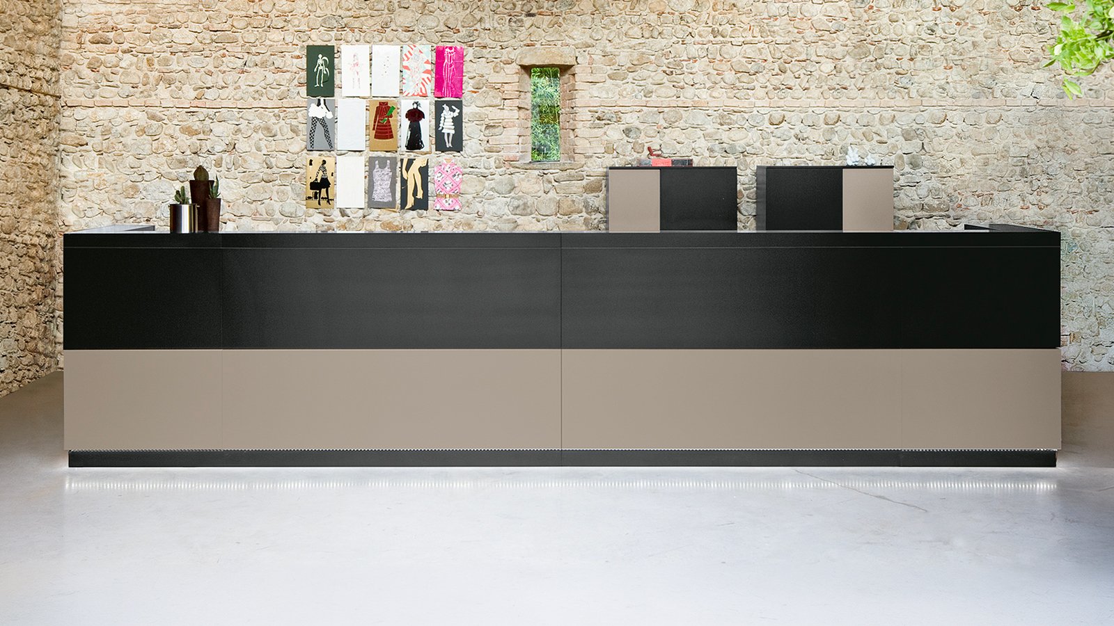 Empfangstheke Vogue von Frezza mit lackierter Abdeckplatte und Melaminpaneelen