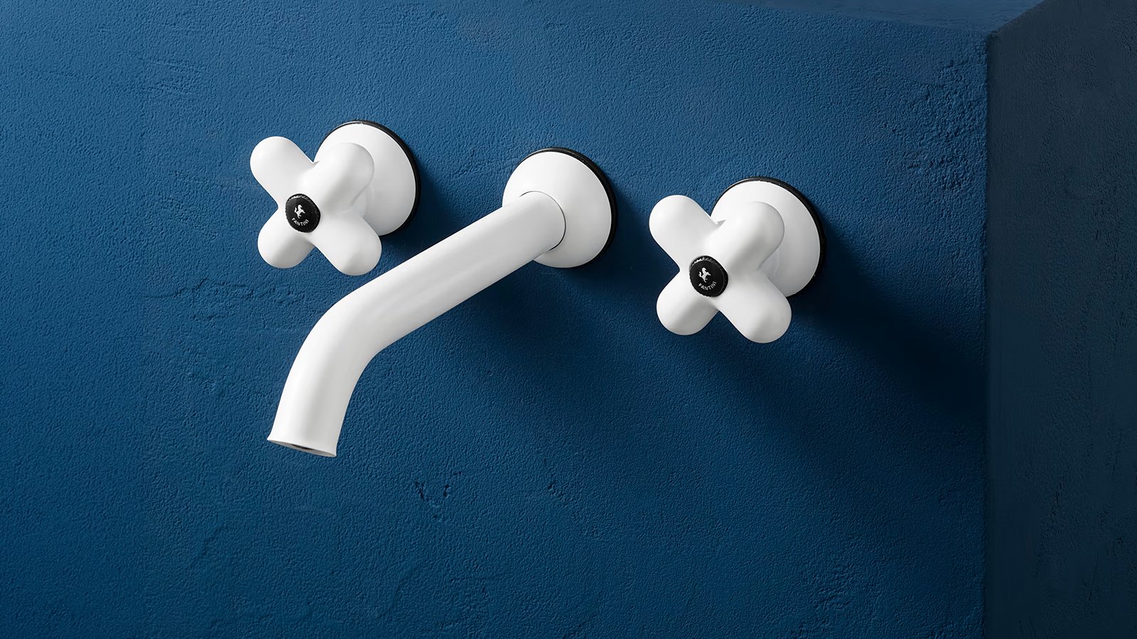 Fantini I Balocchi mattschwarz: Einlochmischer am weissen Lavabo, Design-Armaturen aus Italien
