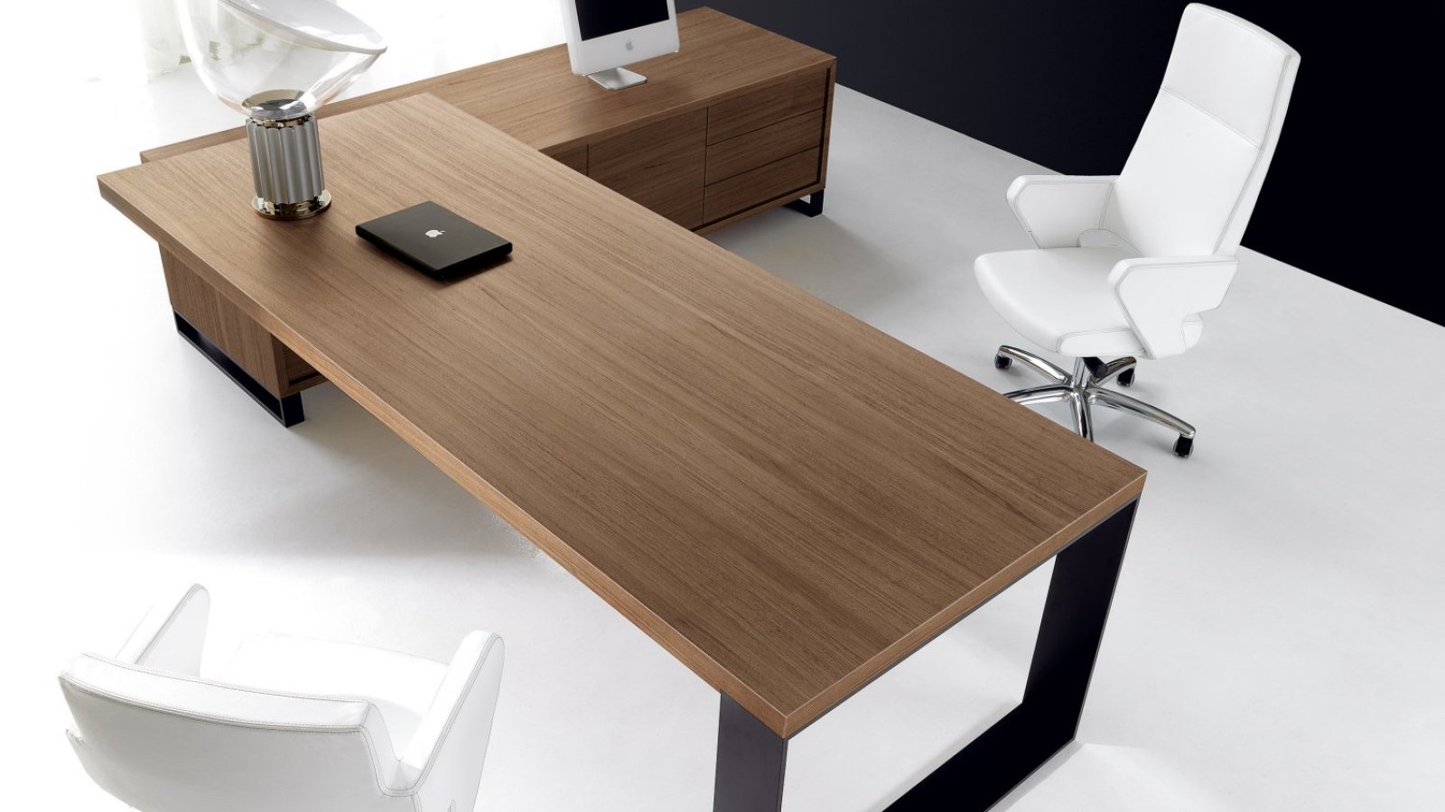 Chefschreibtisch New Loop von IVM Office mit Nussbaumblatt und Bronzezarge