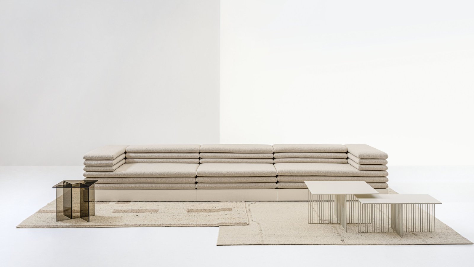 Modulares Sofa Acamante, Dreisitzer 395 cm, Basis in Elfenbein glänzend lackiert