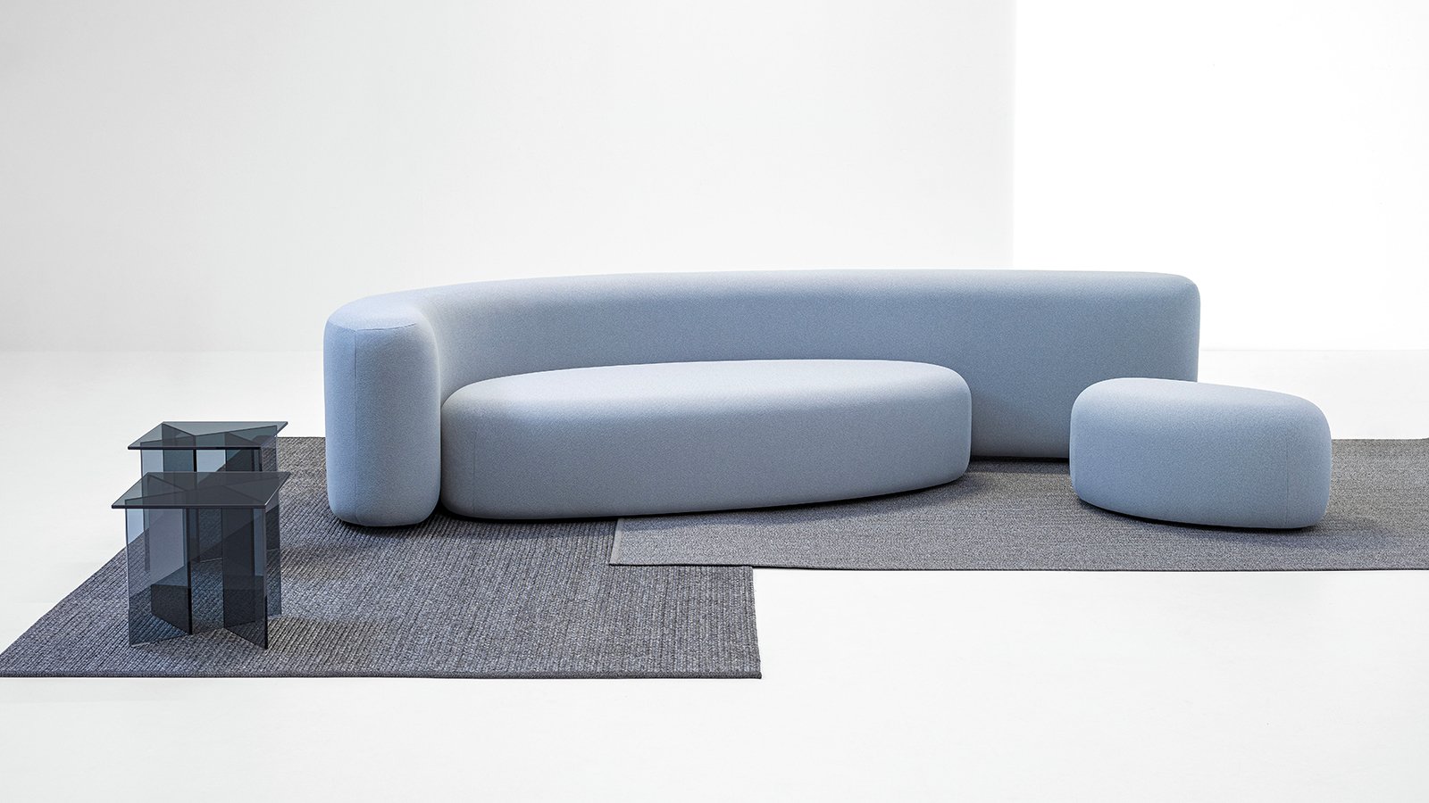 Lisse von LaCividina von vorn gesehen, ein Sofa aus einem einzigen Stück