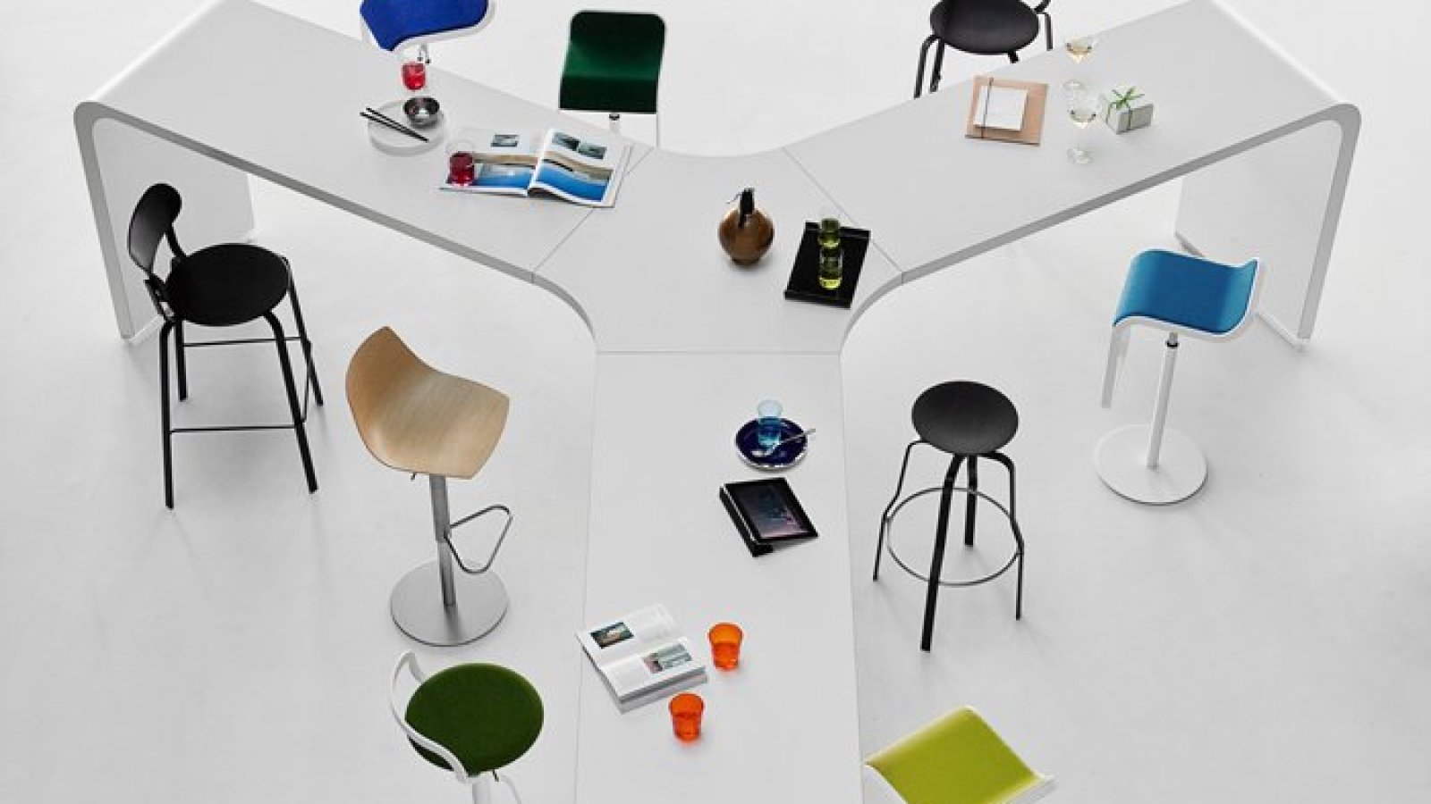 Brunch von Lapalma, modulares System hoher Tische im Coworking