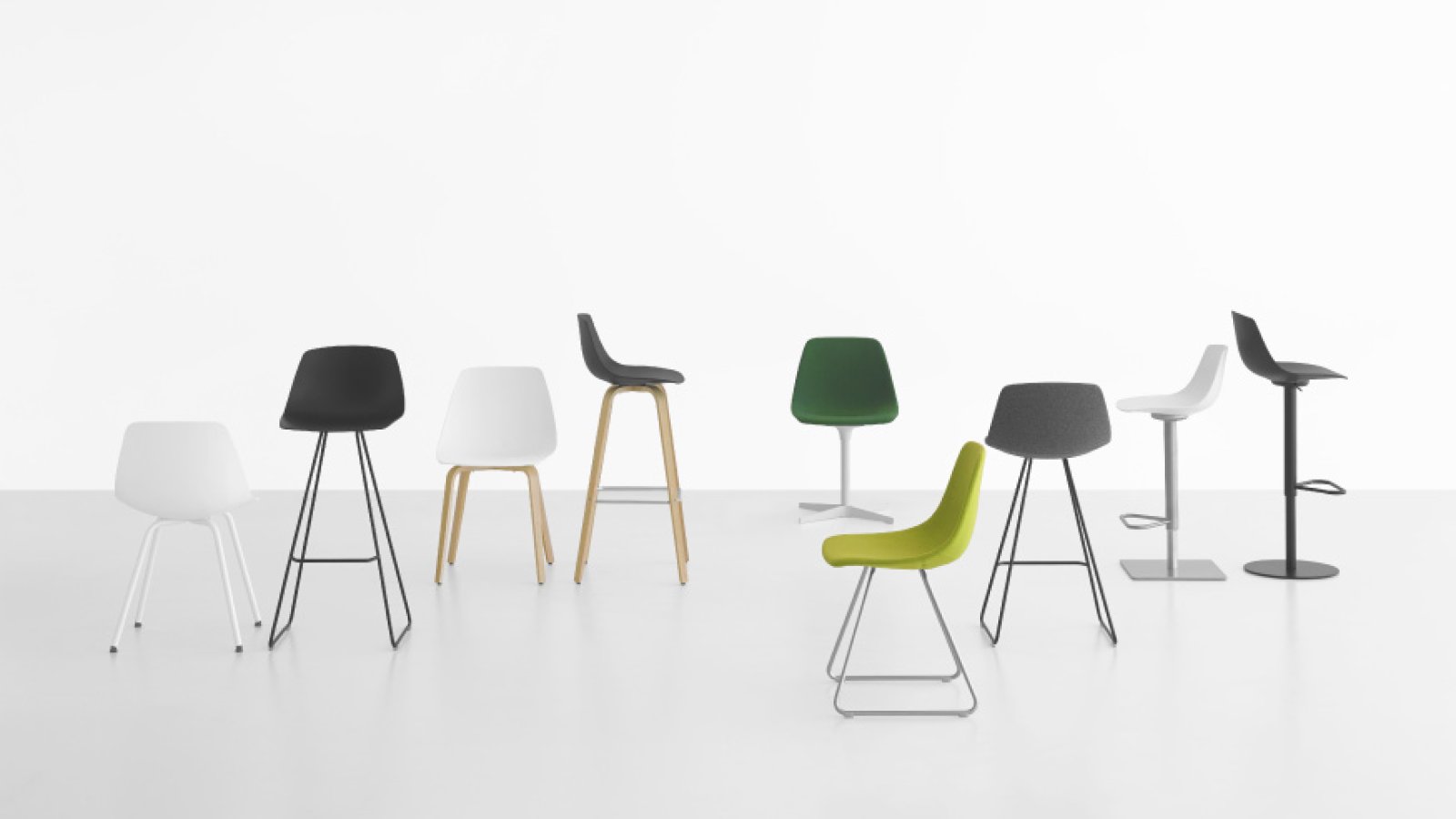 Designbarhocker Miunn von Lapalma mit Formholzschale