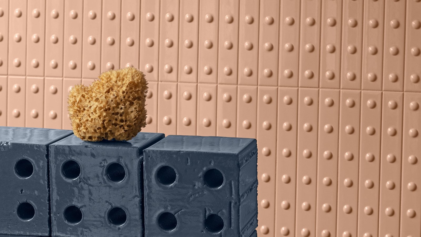 Wand mit Punto Keramikriegeln von Mutina in der Schweiz, Relieftextur