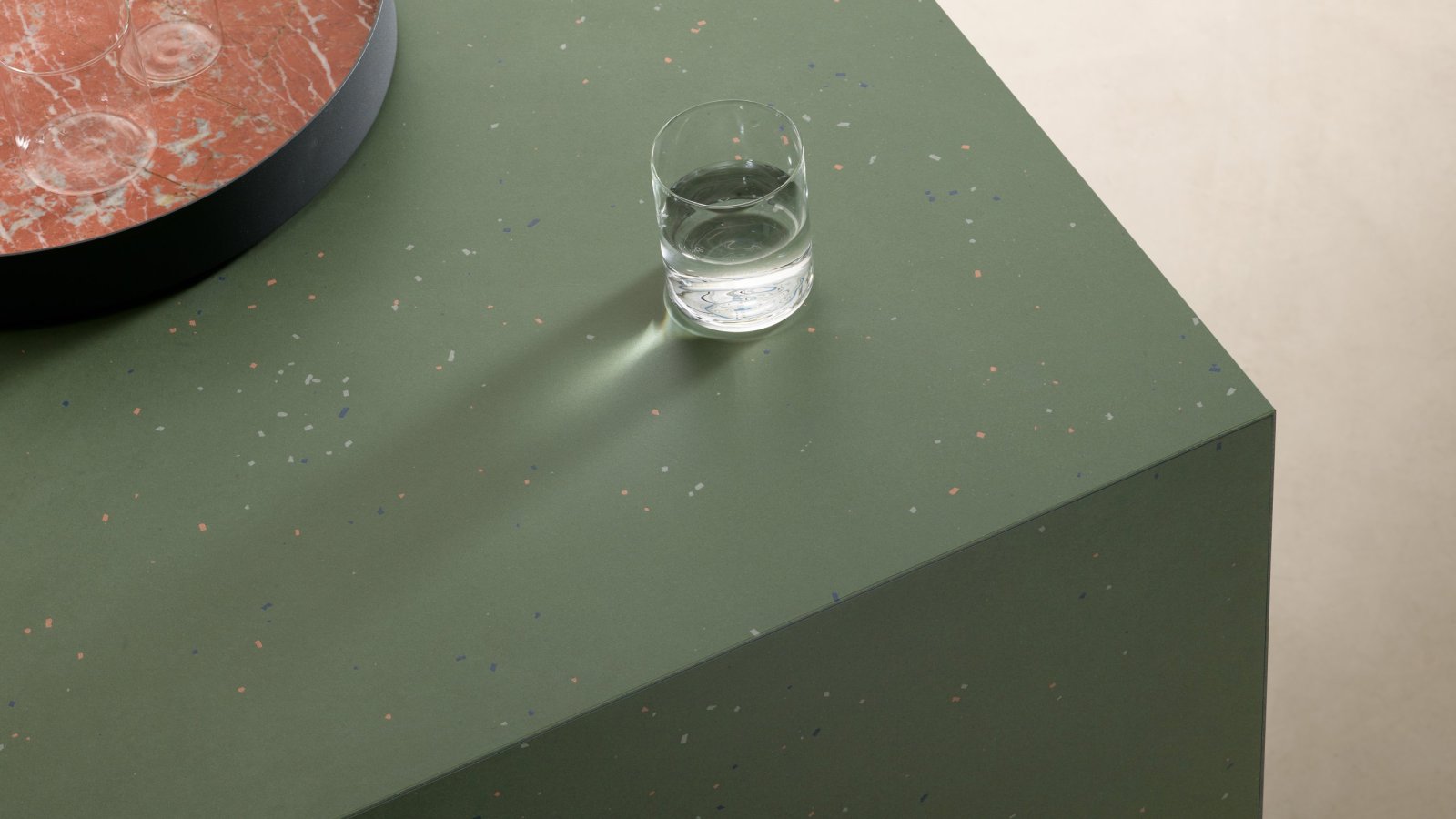 Primavera Platte von Mutina mit zufällig verteilten Keramiksplittern