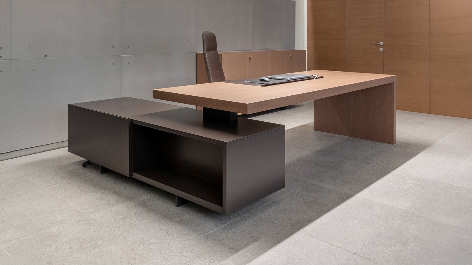 Chefschreibtisch Asymmetrical von Tecno mit Holzplatte auf lackiertem Container