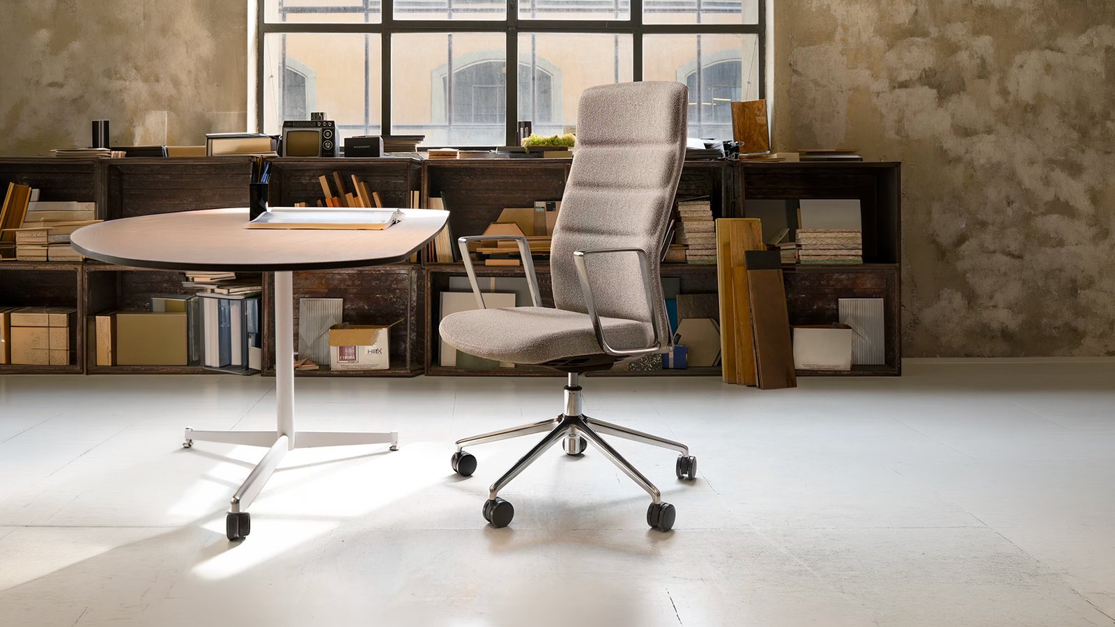 Chefsessel That’s it Executive von Quinti mit fixen Armstützen an einem Schreibtisch