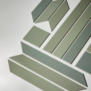 Nahaufnahme der stillen Nuancierung einer Mews Platte in Lead