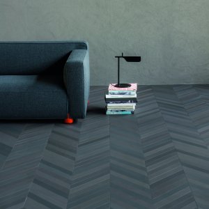 Empfang mit Mutina Mews Boden in Fog und Eichenmoebeln