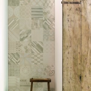 Patchworkwand aus Azulej Grigio Combination von Mutina