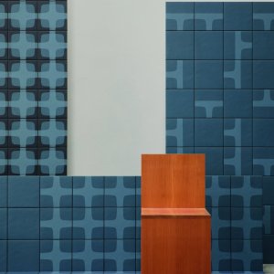 Betty Wand von Mutina mit Night Blue Grafikgitter