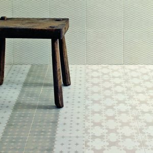 Pausenraumwand in Azulej Bianco Mustern