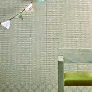 Theke mit Azulej Grigio Fliesen belegt