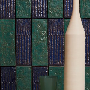 Fast fugenlose Wand aus Chamotte-Riegeln von Mutina