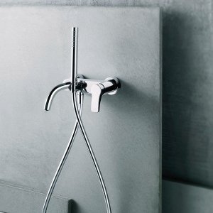 AL/23 von Fantini im hohen Modell, daneben ein Aufsatzlavabo