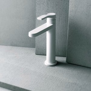 Chromglänzender AL/23 Einlochmischer am Lavabo, dahinter grauer Sichtbeton
