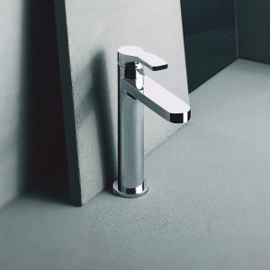 Seitenansicht AL/23: Hebel und Auslauf liegen flach übereinander