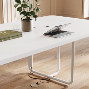 Pflanzschale zwischen den Platten der Itube Bench von Alea