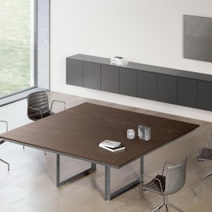 Moderner Schreibtisch mit Sichtblende und Kabelwanne