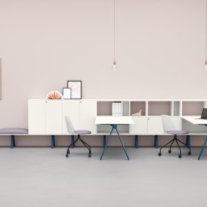 Höhenverstellbarer Lay-Schreibtisch auf 85 cm gestellt