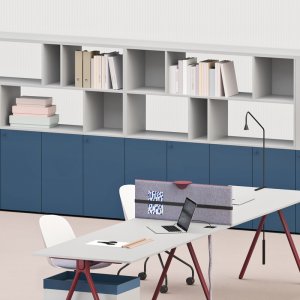 Archiutti-Lay-Regal auf der Bank mit offenen Fächern und Flügeltüren
