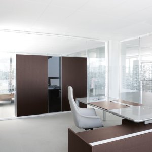 Vollpaneel der www.60 in Holzoberfläche im Sitzungszimmer