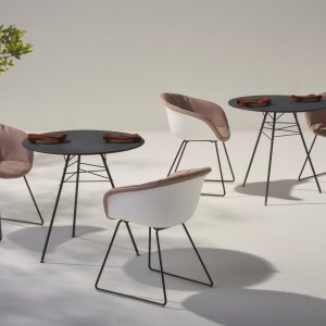 Leaf Designstuhl von Arper mit Blattader-Struktur aus Stahl in einer Lounge