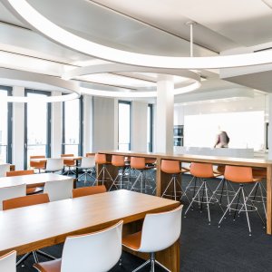 Designerstühle Catifa 53 in einer Reihe am Sitzungstisch