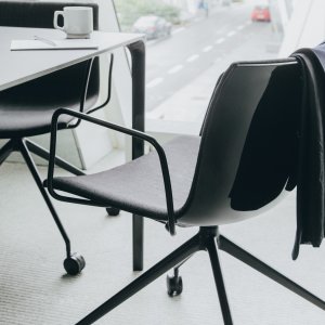 Vierfussgestell aus Stahl unter der Schale des Catifa 53