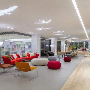Leaf Tisch mit kieselförmiger Compact-HPL-Platte von Arper