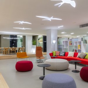 Kissen in zwei Formaten auf dem Loop Sofa