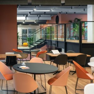 Cila als Arbeitsstuhl am Schreibtisch