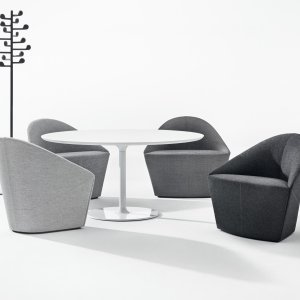 Colina neben dem modularen Sofa Loop