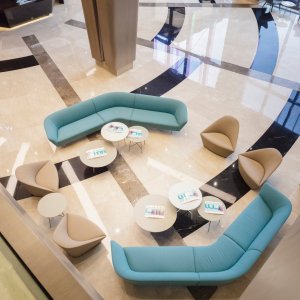 Lange fliessende Linie aus Loop Modulen im Atrium
