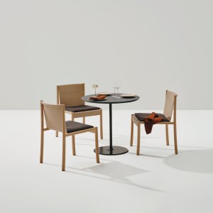 Kata Chair mit Polsterschale und Nähten