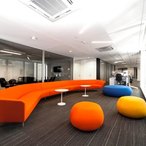 Loop Dreisitzer in einer Hotellounge