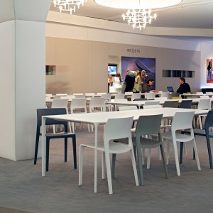 Quadratischer Arper Nuur Tisch in einer Besprechungsecke für vier