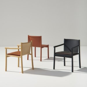 Kata Lounge in Robinie mit Teak-Beizung auf der Terrasse
