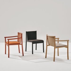 Kata Chair mit Armlehnen in der Wartezone