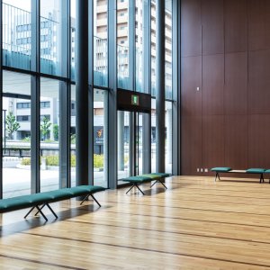 Grosse Tischplatte über zwei Kiik Einheiten