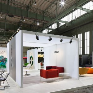 Leaf Designstühle um einen Compact-HPL-Tisch von Arper